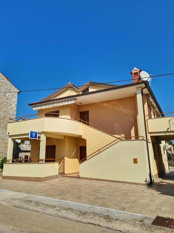 Apartments Manuel Новиград Екстериор снимка